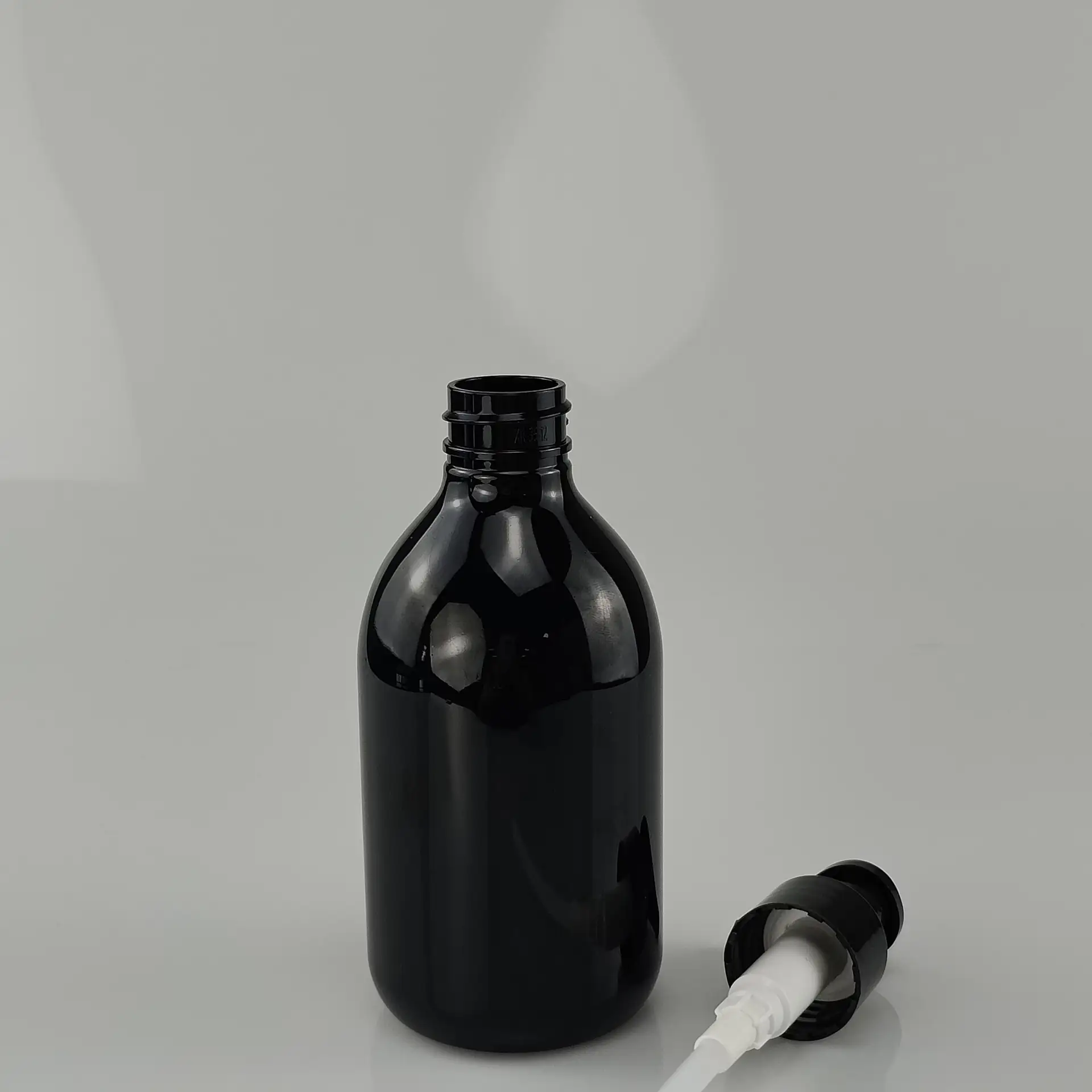 Matte black 500ml plastic pump bottle with black lotion pump, customizable logo, for shampoo and body wash packaging