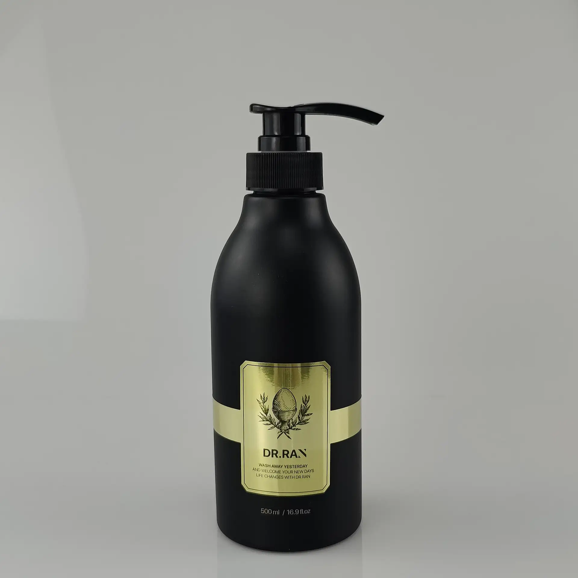 500ml Black PET Plastic Bottle with Round Cap & Pump Silk Screen Printing for Shampoo Perfume Making