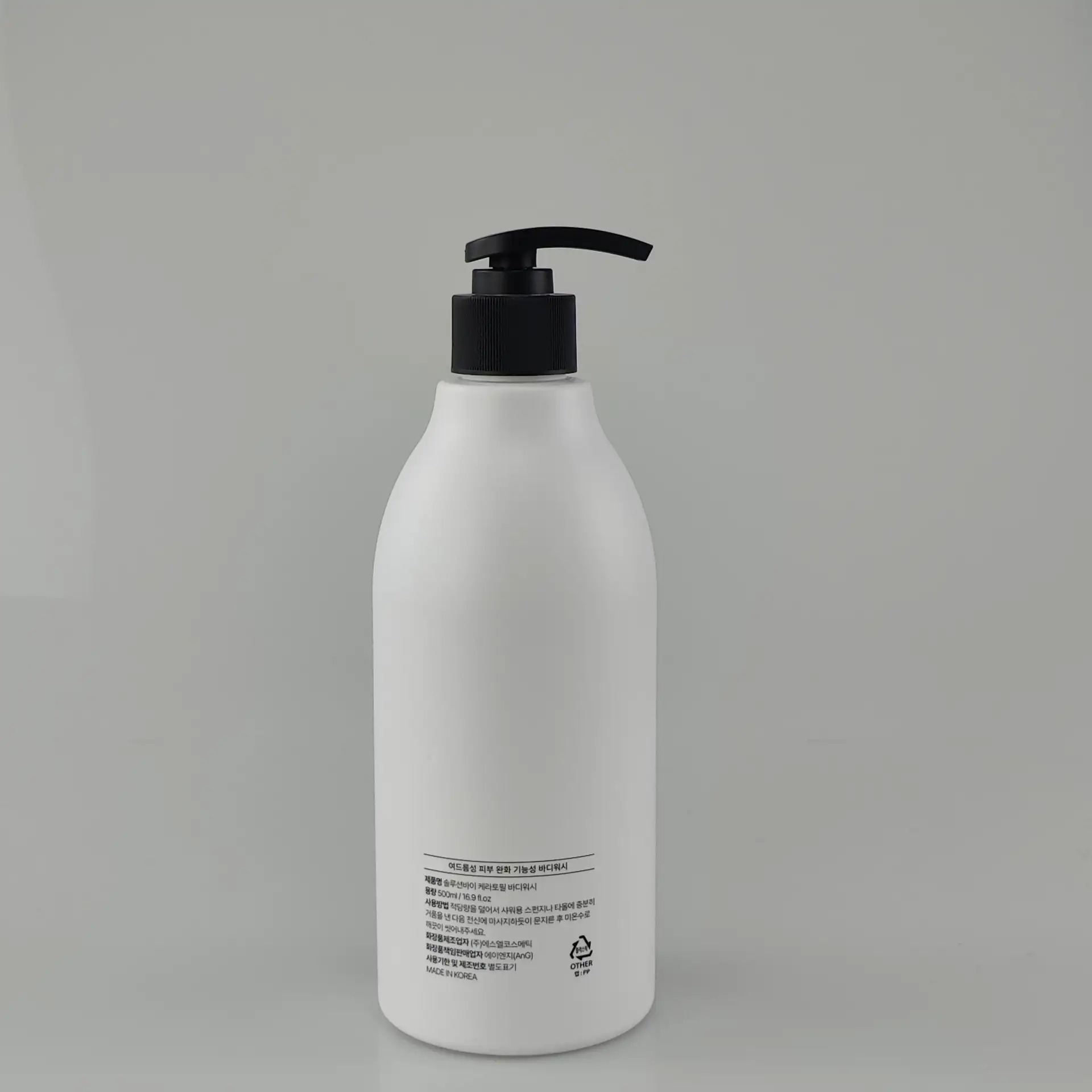 Zhongshan Xinrun Packaging Products Co., Ltd. is a professional manufacturer of various packaging containers, serving the cosmetics, chemical, medical and food industries. We are equipped with advanced injection molding, high-speed bottle blowing, labeling and printing equipment. We offer one-stop customized services including product design, mold development, injection molding, bottle blowing, printing, labeling, bronzing and surface spraying. The company operates in strict accordance with the ISO9001:2000 quality management system, with complete production and testing equipment to guarantee stable quality. We always adhere to the philosophy of quality first, customer supreme, providing premium products, competitive prices, on-time delivery and comprehensive after-sales support. Our products are sold nationwide and exported to Southeast Asia, the Middle East, Europe and America, enjoying high reputation and recognition from customers at home and abroad.